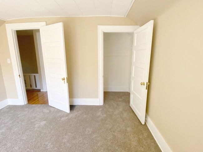Building Photo - Beautiful Craftsman 5 bed 1 bath home with...