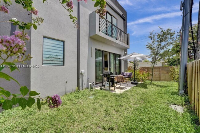 Building Photo - 1617 NE 11th St