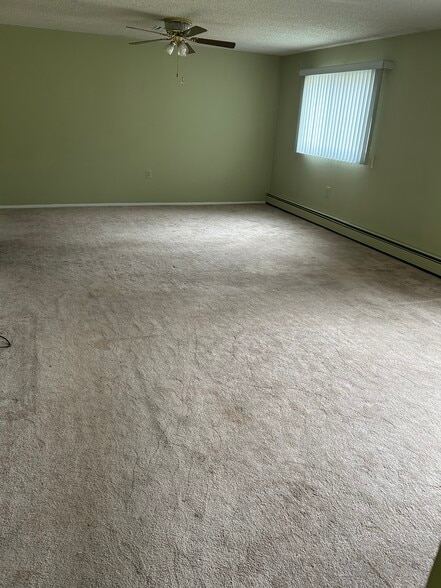 Living room / dining room - 53 Vail St