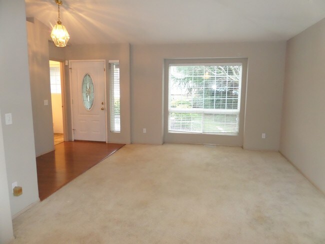 Building Photo - Large 3-Bedroom House w/New Carpet in Grea...