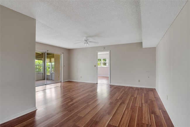 Building Photo - 1217 S Lakes End Dr