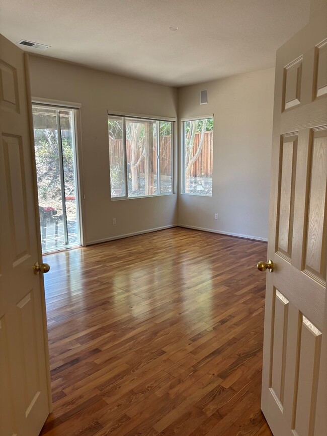 Building Photo - Spacious 3 to 4 Bedroom, 4-Bath Home in Pr...