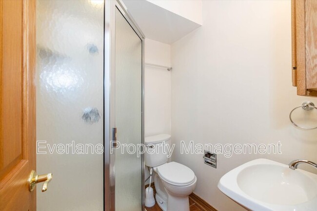 Building Photo - 647 Alwyne Rd