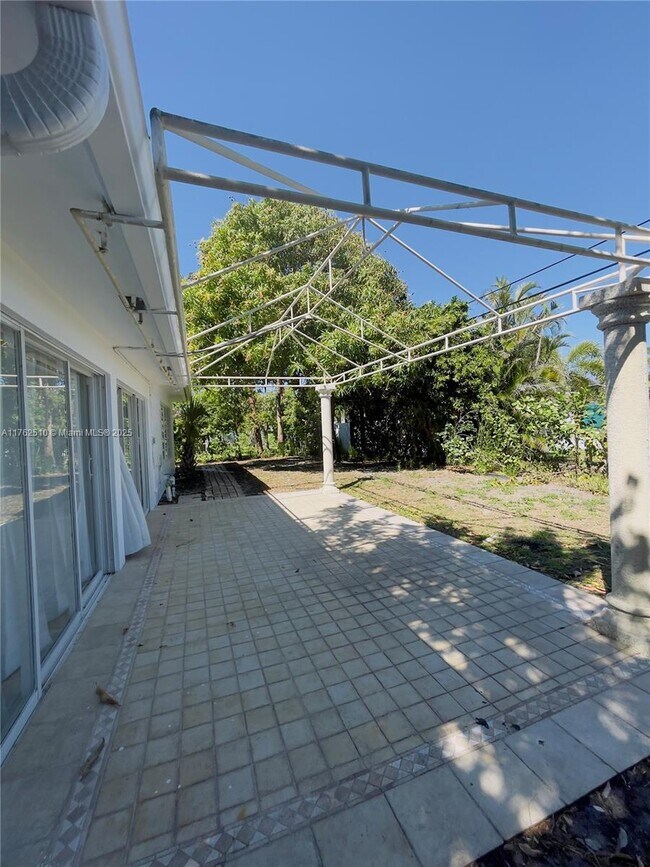Building Photo - 349 NE 31st St