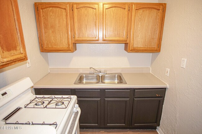 Building Photo - 419 E Schuster Ave