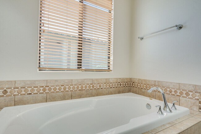 Building Photo - Rare find for this 4 bedroom/3 bath, exqui...