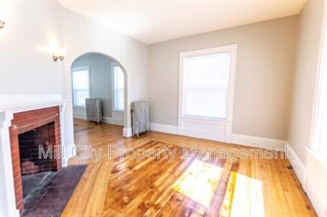 Building Photo - 642 Maple St