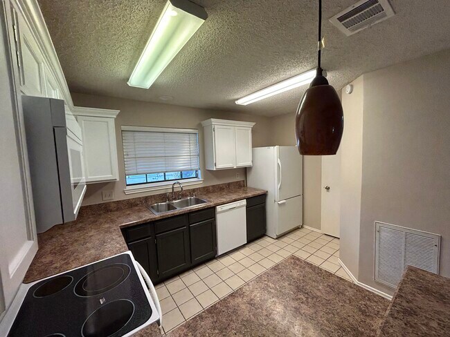 Building Photo - 2320 Aquaduct Dr