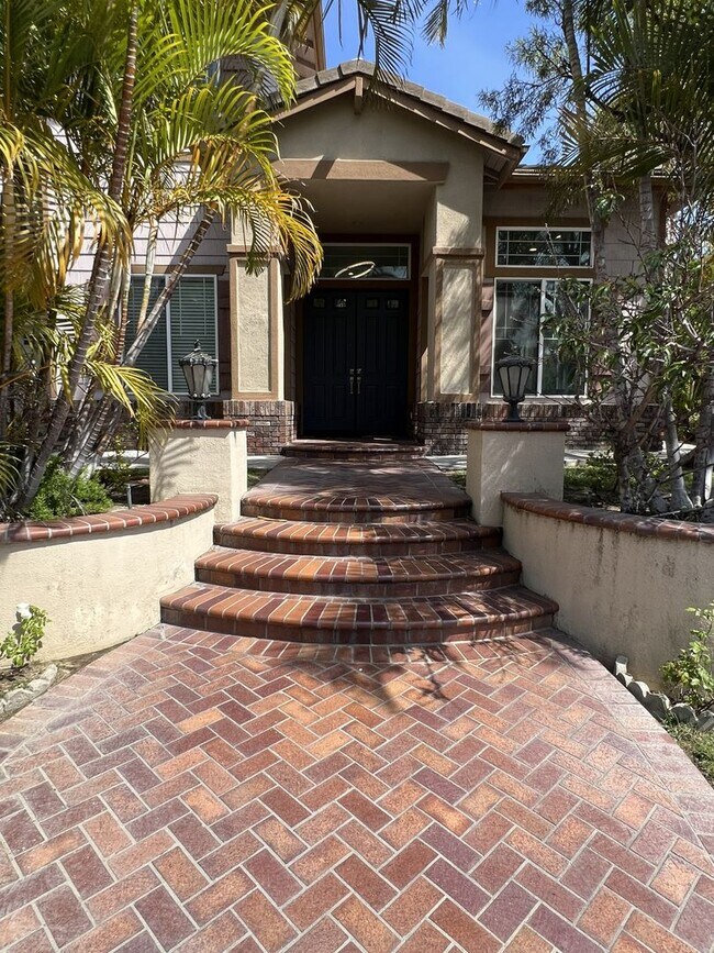 Building Photo - Amazingly Remodeled 4 Bed 4 Bath Luxury Home in North Orange with Solar!