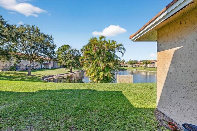 Building Photo - 908 Twin Lakes Dr