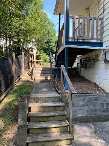 Building Photo - 528 Grove St