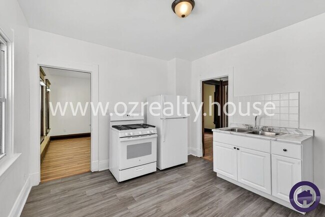 Building Photo - 836 Oak St