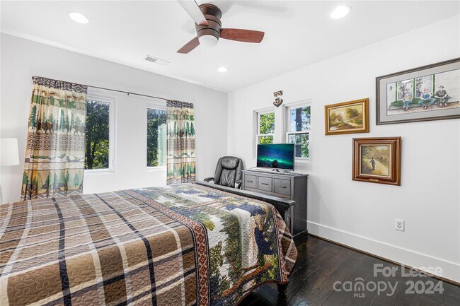 Building Photo - 49 Castle Ct