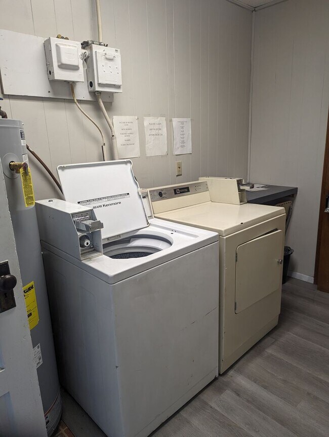 Building Photo - 2 BEDROOM UPSTAIRS FURNISHED APARTMENT