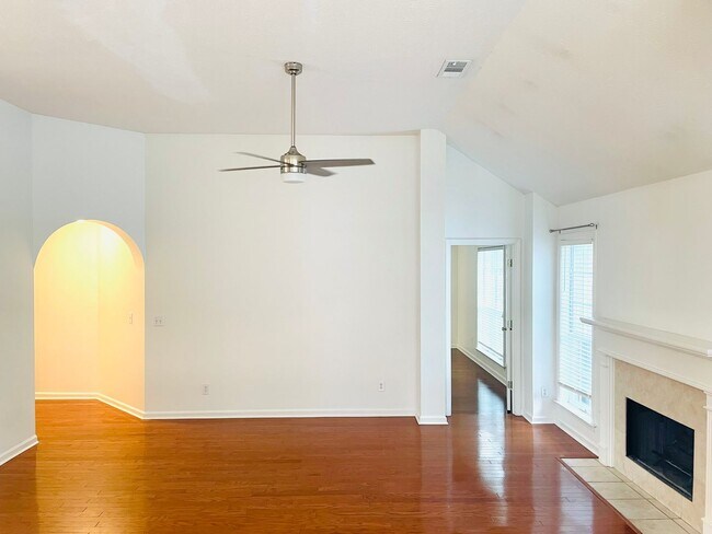Building Photo - ** 3 Bed 2 Bath Located across from AUM **...