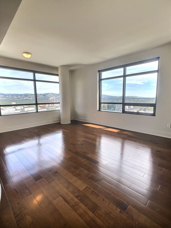 Building Photo - Gorgeous 2 Bedroom/2 Bathroom Condo for Rent at The 88 on the 17th Floor