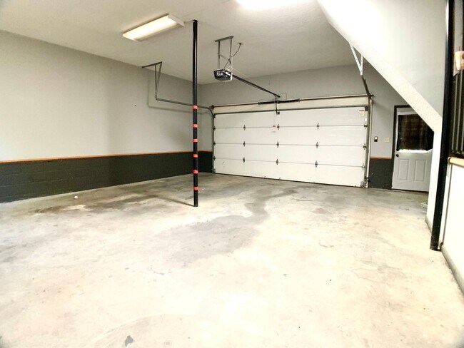 Building Photo - 1402 E Rhett Butler Rd