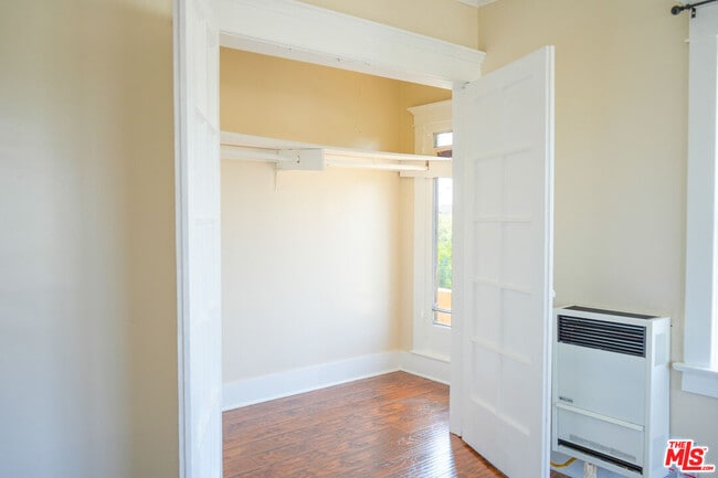 Building Photo - 1353 W 49th St