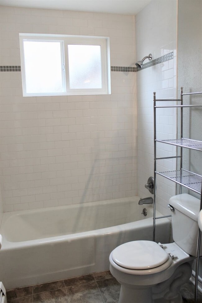 Building Photo - Spacious 2-Bedroom, 1-Bathroom Apartment in a Quiet Longmont 4-Plex! Available NOW!