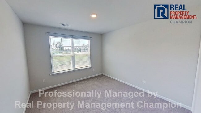 Building Photo - Beautiful and Spacious End Unit Townhouse