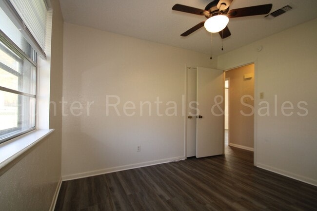 Building Photo - Cove Charmer!