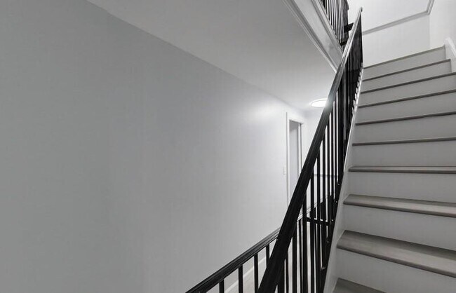 Building Photo - 130 1st St