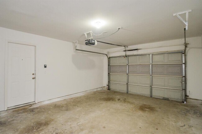 Building Photo - 718 Pine Lodge Dr