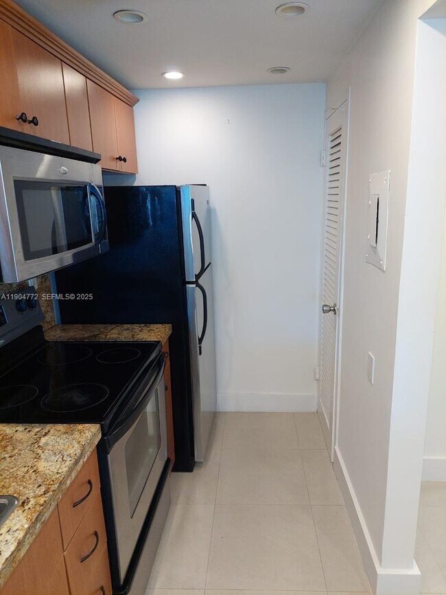 Building Photo - 100 Lincoln Rd