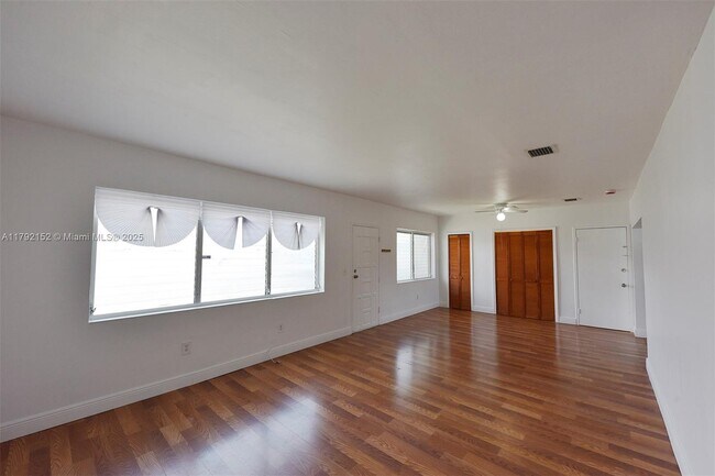 Building Photo - 2250 Bay Dr