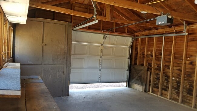 Building Photo - 2 bedroom 1 bath