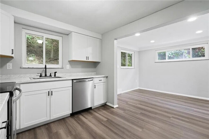 Building Photo - 2703 Woodstock Ave