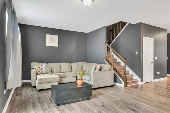 Building Photo - 214 Lionel Dr