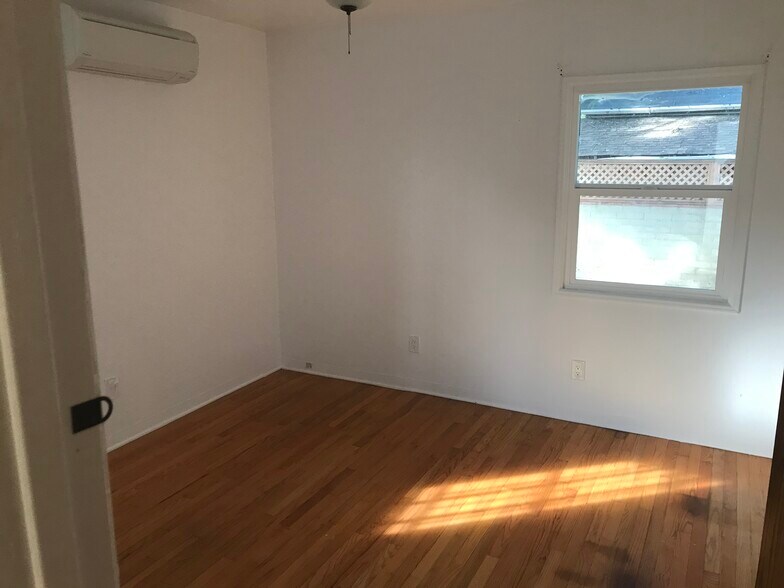 Bedroom - 6980 Adams Ave