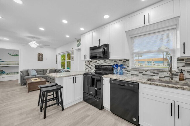 Building Photo - 2362 Pineapple Ave