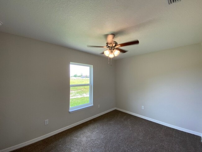 Building Photo - Silver Springs Shores - Welcome Home