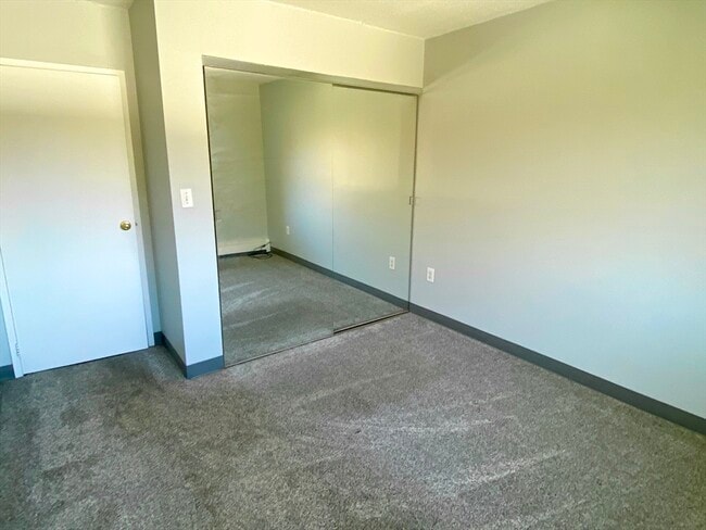 Building Photo - 573 Broad St