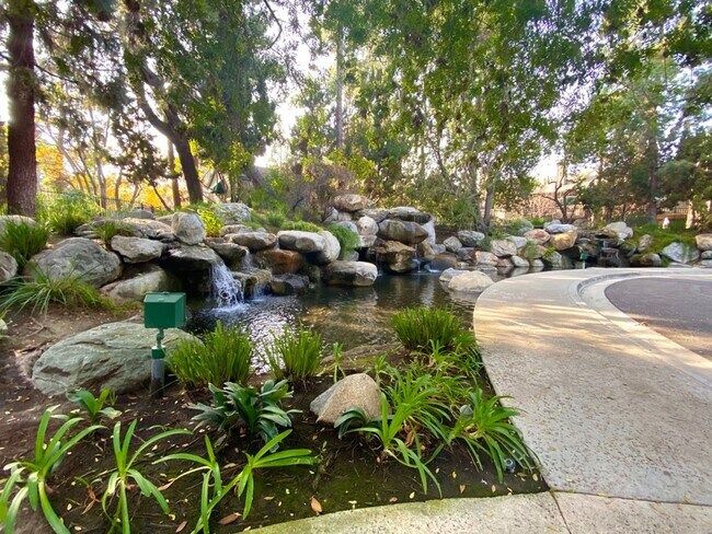 Building Photo - Woodlake Gated Condo Community 2 BD for Le...