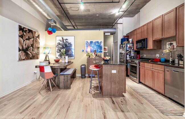 Building Photo - 758 N Larrabee St