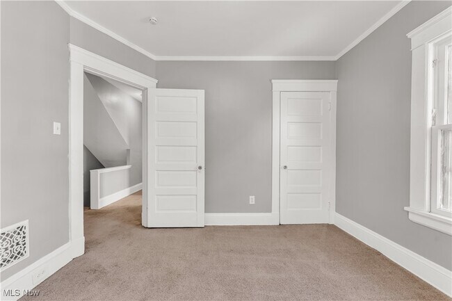 Building Photo - 3249 Hyde Park Ave
