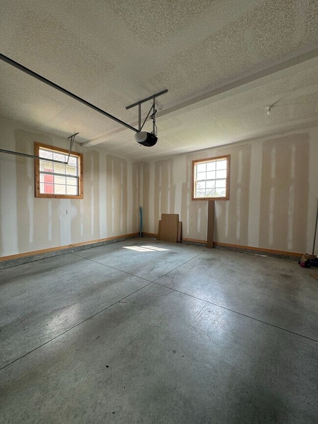 Building Photo - 4 Bedroom, 3 1/2 bathroom in Olathe!