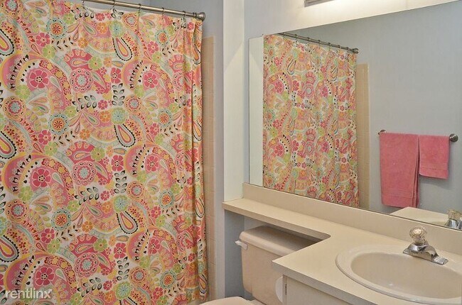 Building Photo - 3 br, 2.5 bath Townhome - 19 Woodward Lane