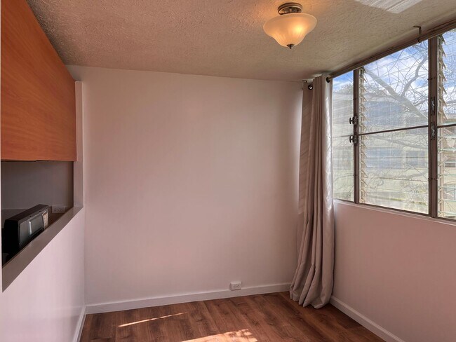 Building Photo - Nahoa Apartments - 2 bedrooms, 1 bath unit...