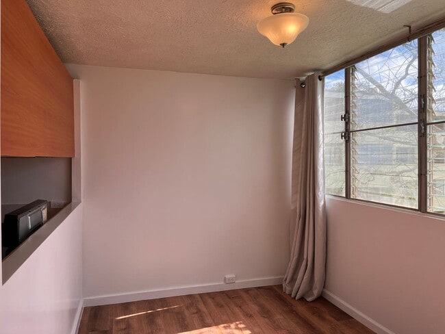 Building Photo - Nahoa Apartments - 2 bedrooms, 1 bath unit w/ 1 parking stall - Avail now!