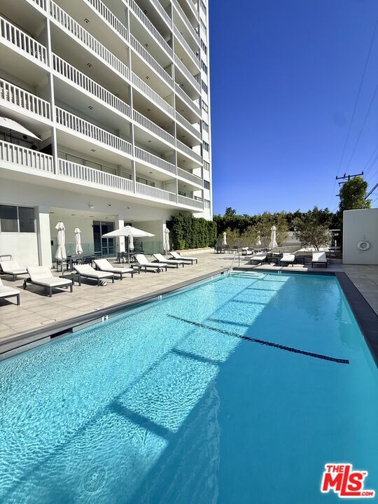 Building Photo - 999 N Doheny Dr