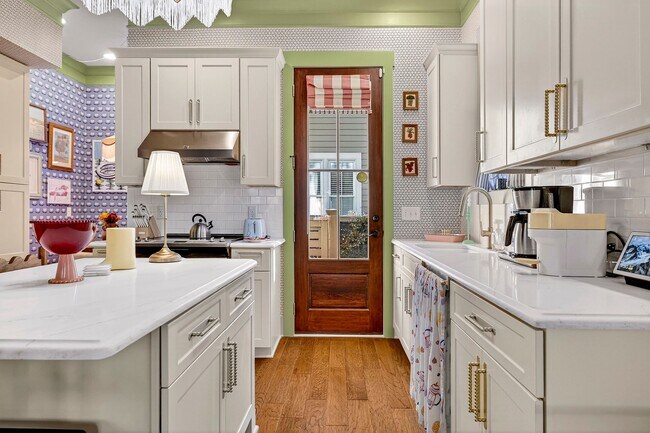 Building Photo - 214 W Gwinnett St