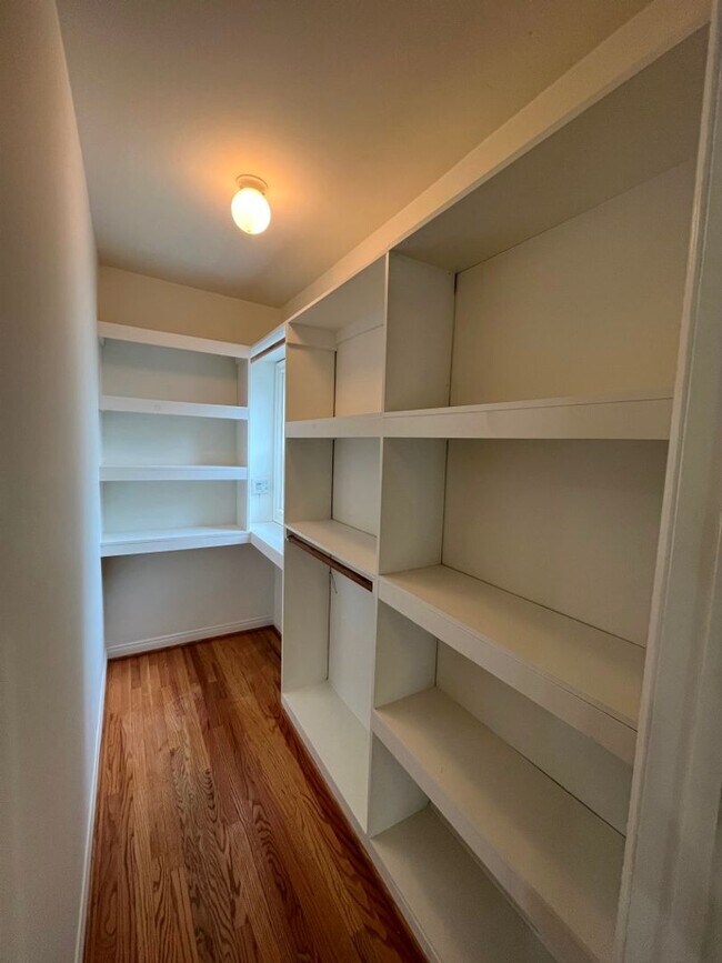 Building Photo - MOVE-IN READY! House w/full guest unit; near Ventura Blvd!