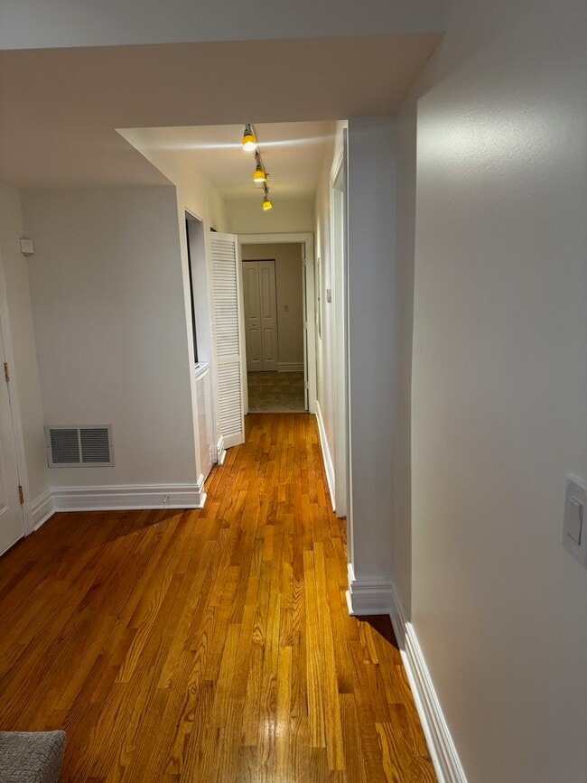 Building Photo - 4852 S Prairie Ave