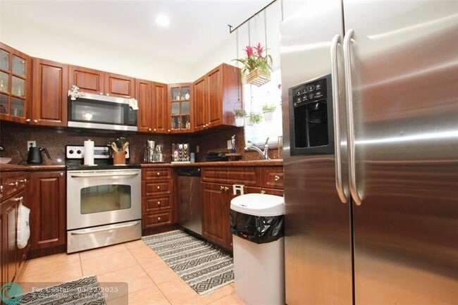 Building Photo - 1305 N 30th Ct