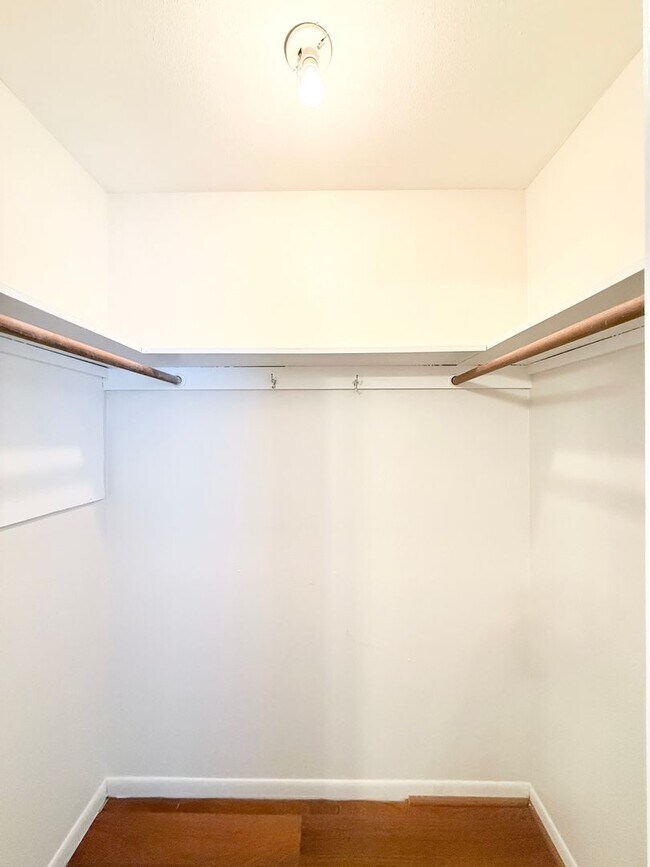 Building Photo - BRA11