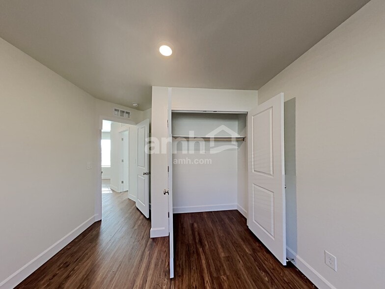 Building Photo - 638 W Harbor Dr